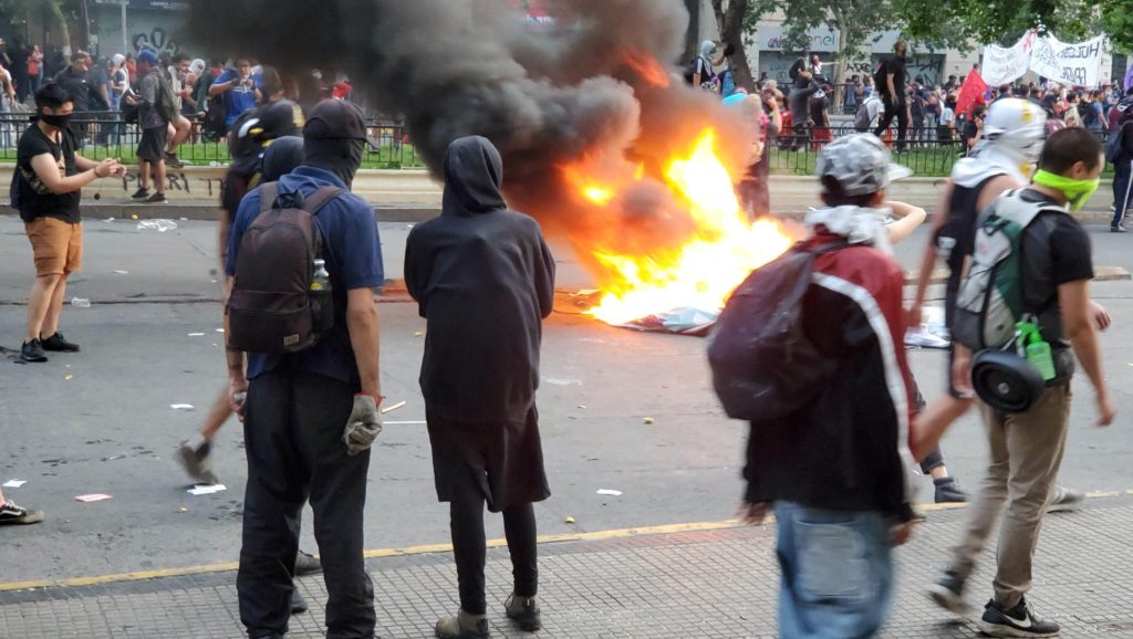 Protest fire, Santiago, Chile, 25 Oct 2019a